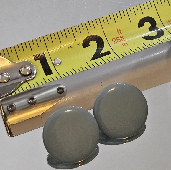 Vintage Classic Circle Clip On Earrings - Picture 4 of 5